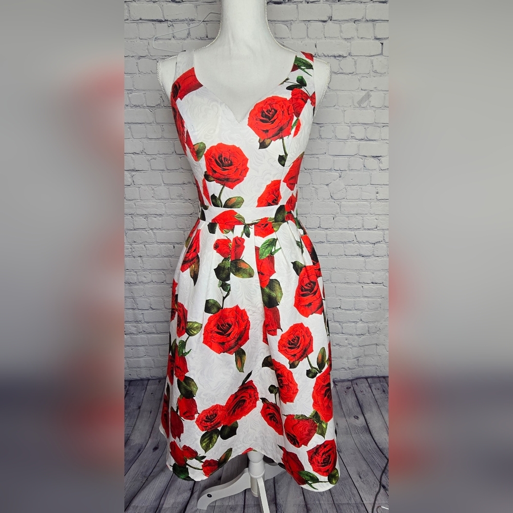 NWT Chi Chi London Floral Red Rose and White Sleeveless Dress 6 Style #7231